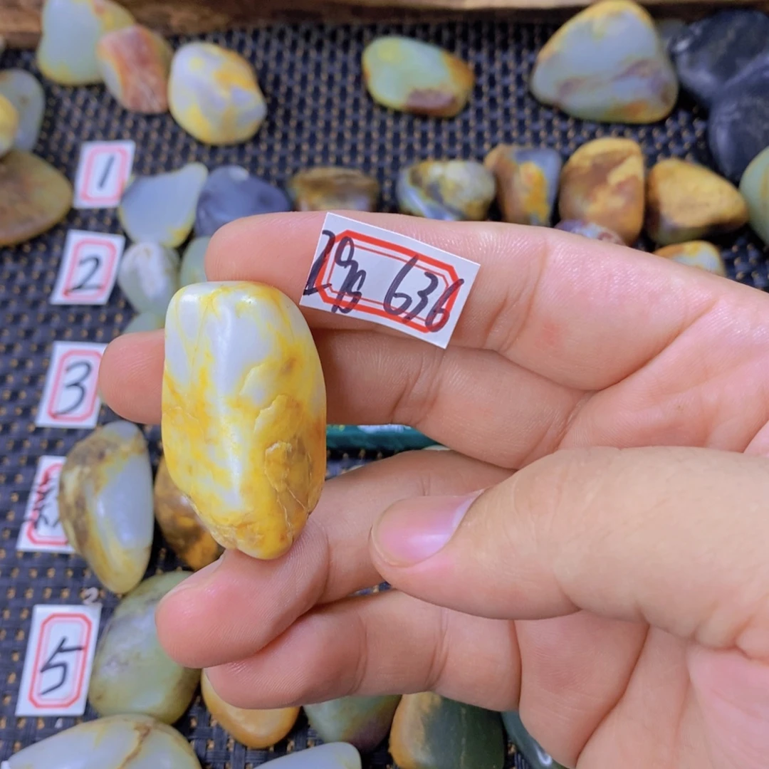 颈饰未镶嵌和田玉（糖玉）