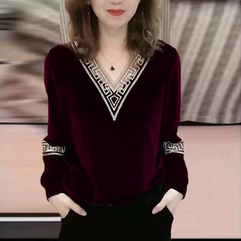 2025春季新款欧洲金丝绒镂空蕾丝拼接V领T恤女