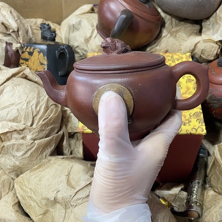 紫砂茶壶原矿泥料，手工制作的一把紫砂壶。