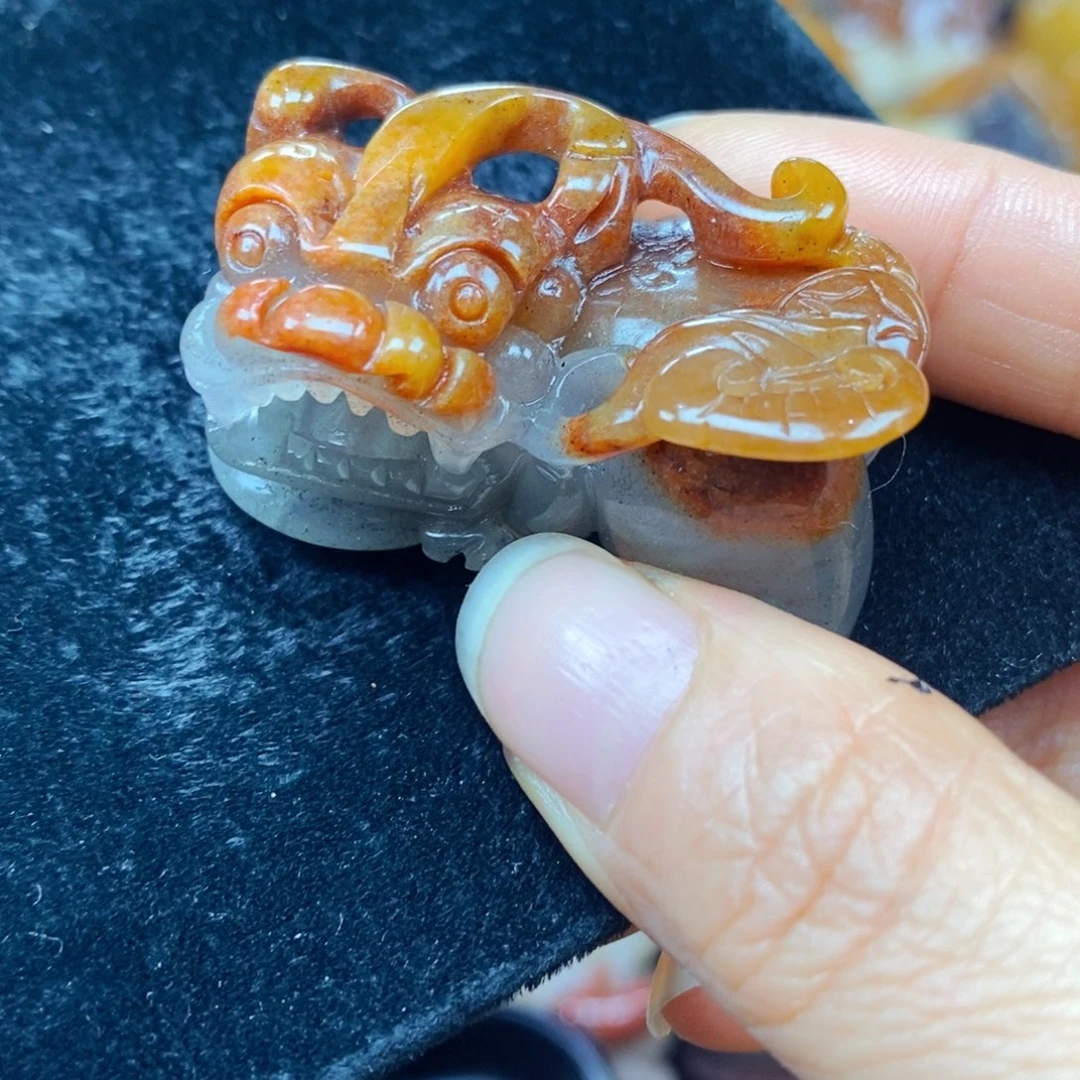 未镶嵌石英质玉（黄龙玉）颈饰