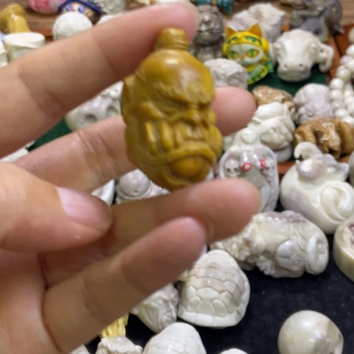 配饰鹿角雕刻一个出