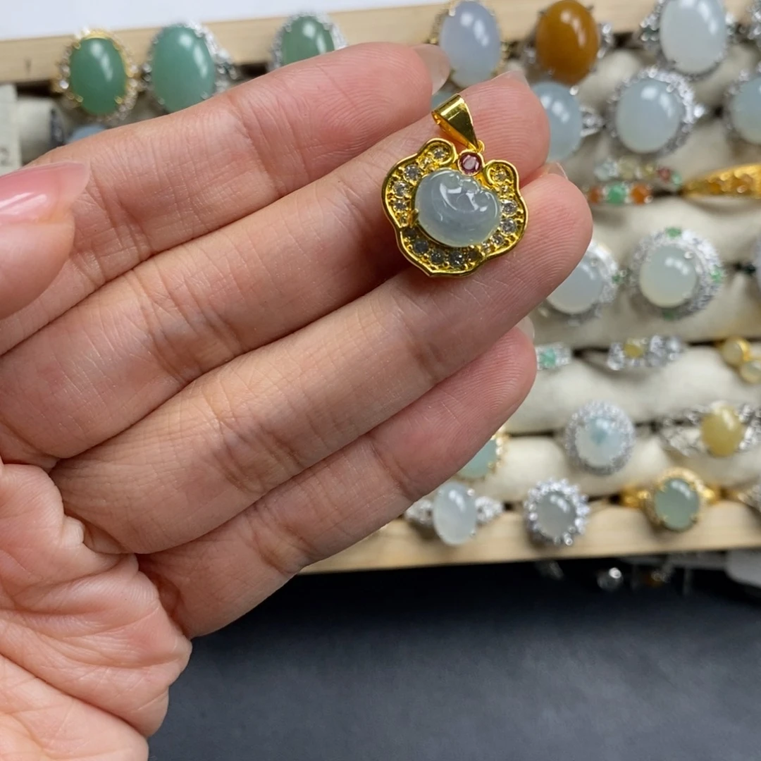 翡翠未镶嵌颈饰石***?翡翠