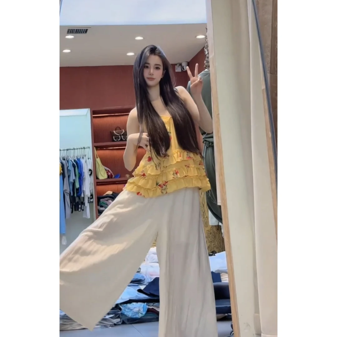 韩系气质多巴胺黄色碎花吊带背心荷叶边上衣搭配时尚休闲裤两件套