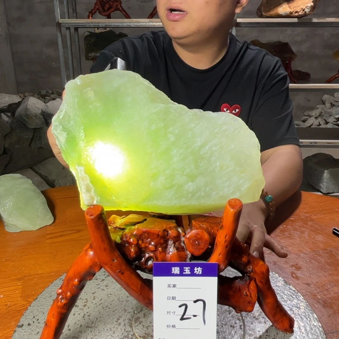 毕***未镶嵌蛇纹石玉岫岩纯天然原石