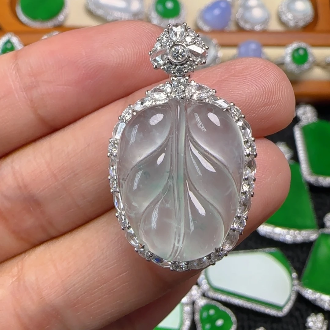 翡翠18K金镶嵌颈饰吊坠