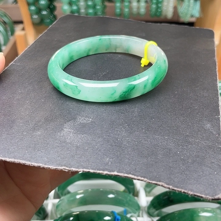 未镶嵌手镯石英质玉