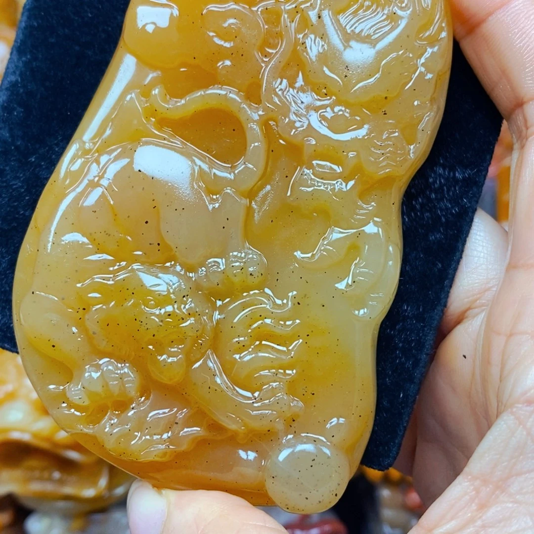 未镶嵌石英质玉（黄龙玉）颈饰