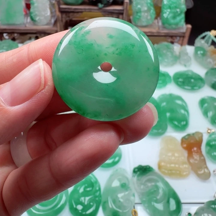 颈饰未镶嵌石英质玉
