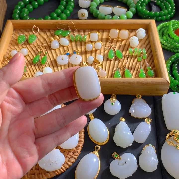 和田玉18K金镶嵌颈饰