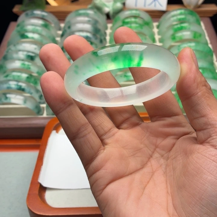 蛙***蛙石英质玉未镶嵌手镯