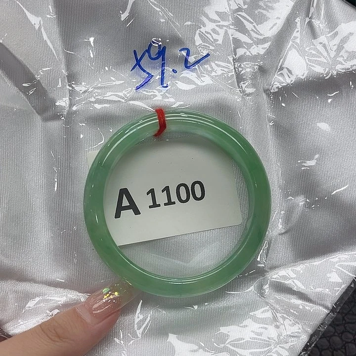 翡翠手镯未镶嵌默认微瑕