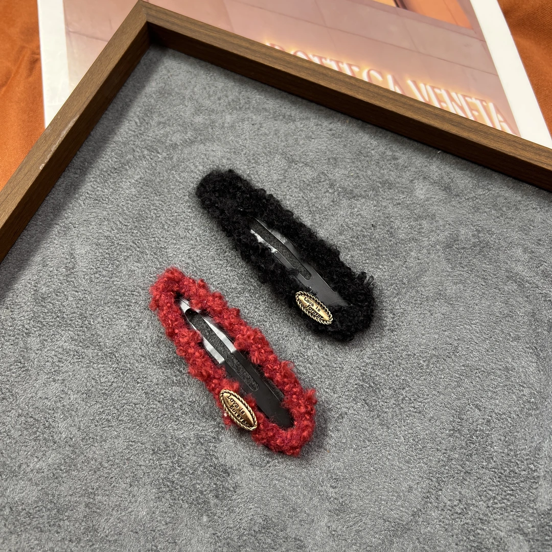 Y62黑红一对秋冬羊羔毛带标水滴发夹碎发夹