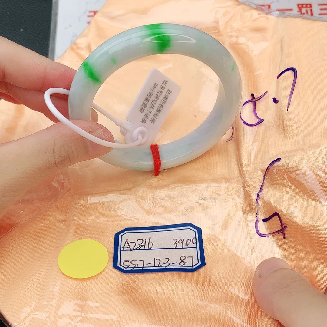 翡翠手镯未镶嵌翡翠