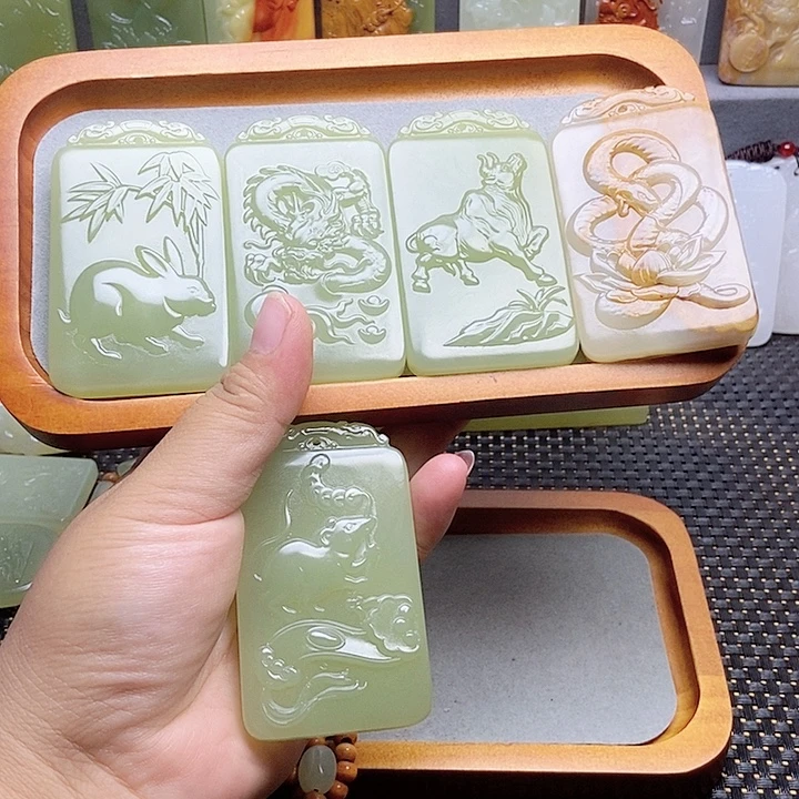 新疆昆仑山脉料兔，龙，牛，蛇，鼠