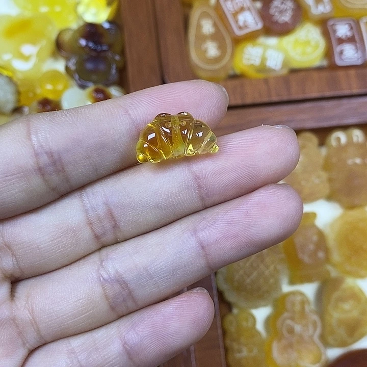 橄榄核吊坠牛角包24