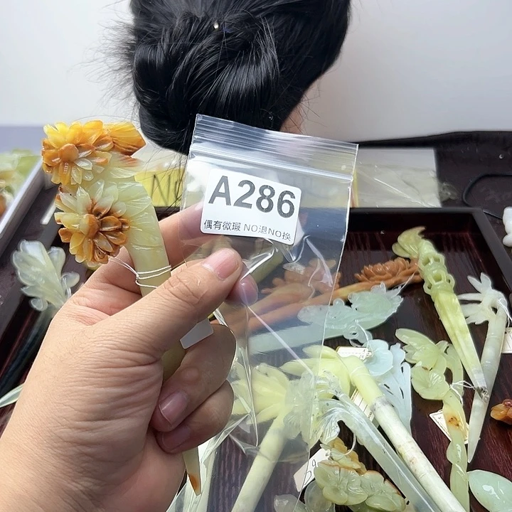 蛇纹石玉发饰合金白**朵