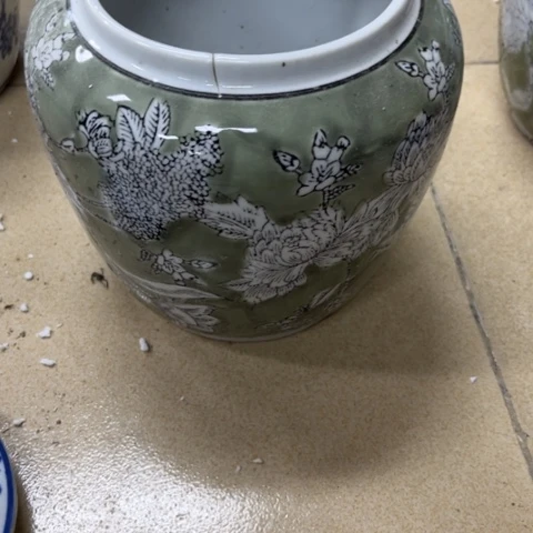 瓶花*君瑕疵瓷片。。。。。。。。。。。。。。