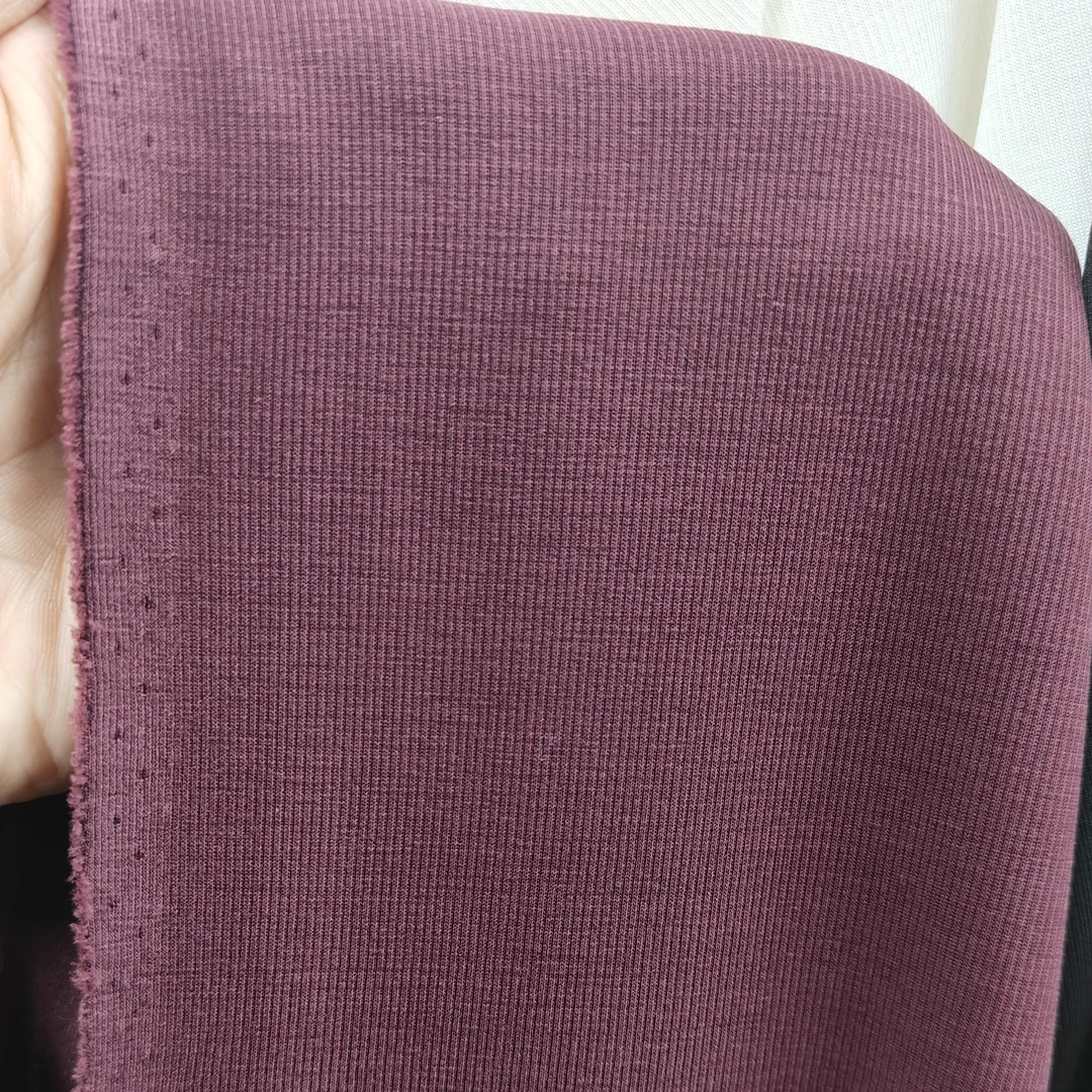 莱赛尔砂洗莫代尔条布料，颜色丰富手感舒适柔软，幅宽1.6米有弹力。