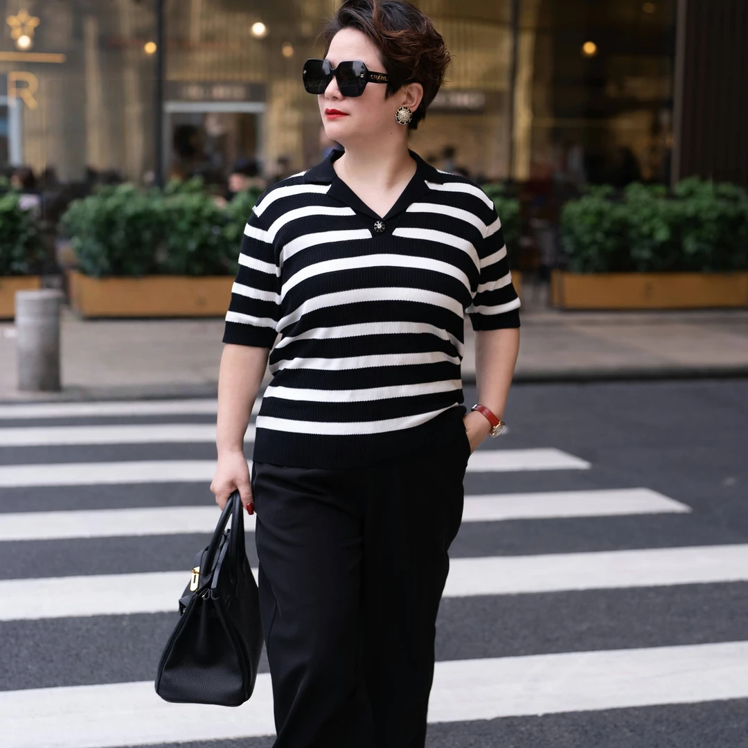 向红同学2025早春意式格调简约都市摩登优雅黑白条纹Polo衫SY106
