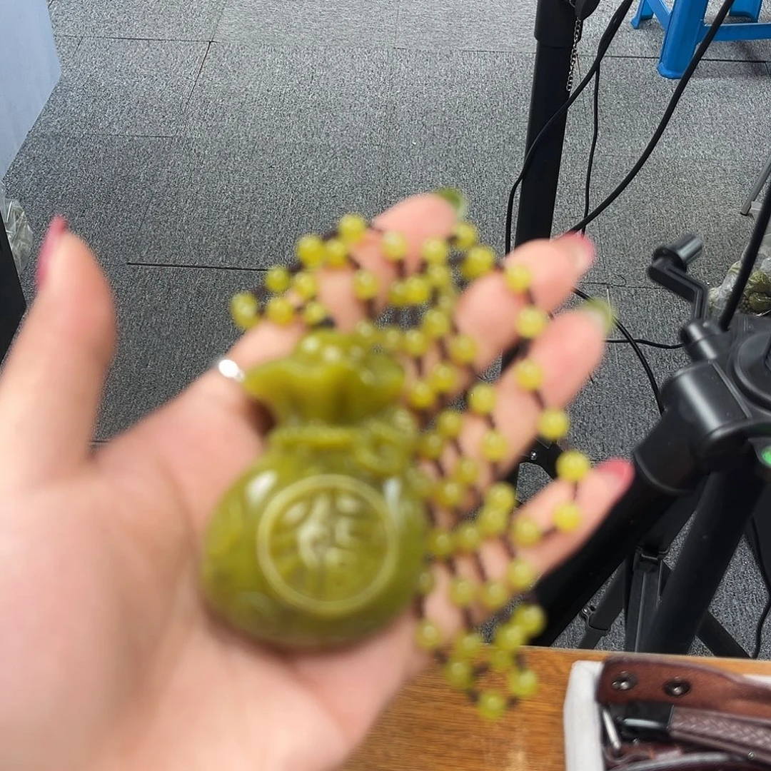 蛇纹石玉未镶嵌颈饰