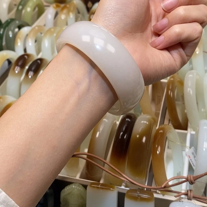 和田玉手镯未镶嵌