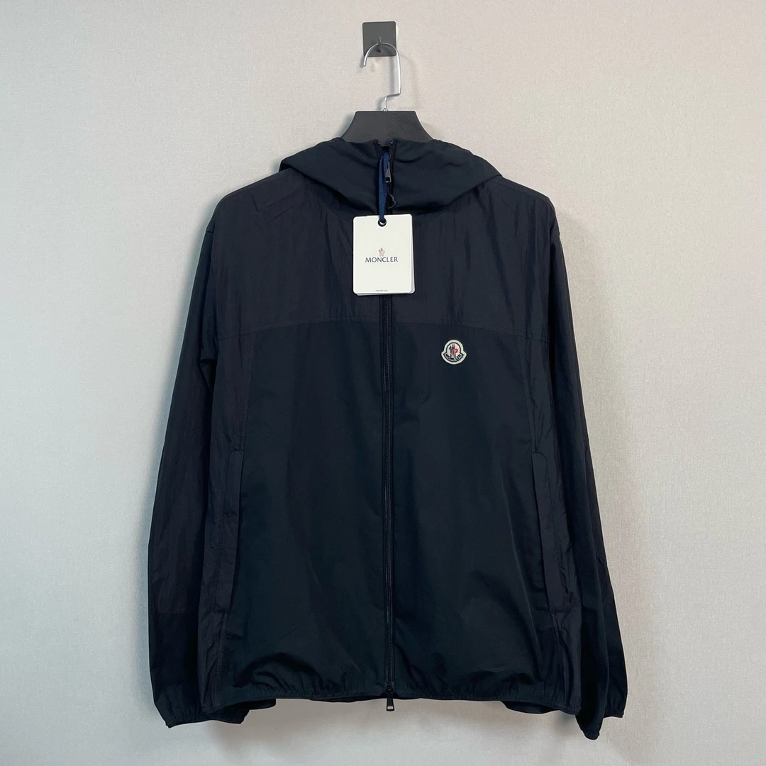 未使用 MONCLER 盟可睐最新款徽标夹克外套/4码/带吊/价10400