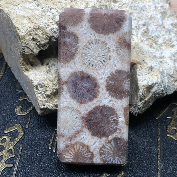 非金属树脂吊坠 气质骨骼咖色复古珊瑚雏菊花纹轻奢手工牌百搭