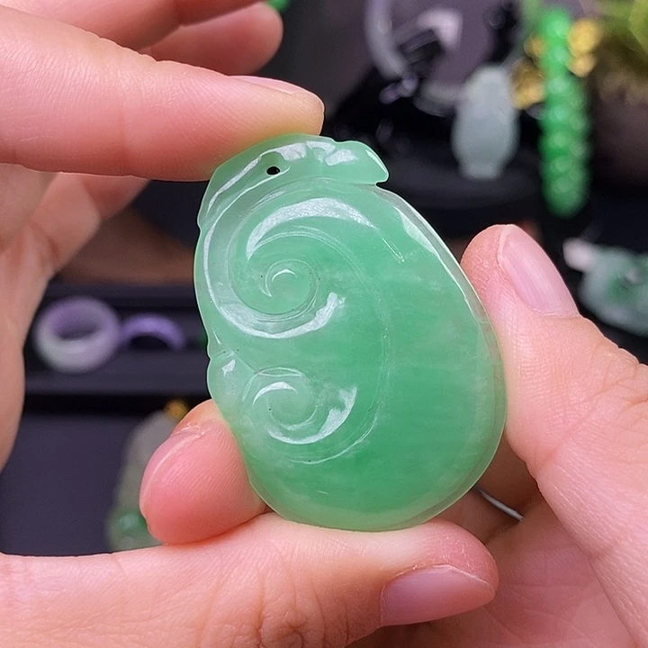 翡翠未镶嵌吊坠(赠链)