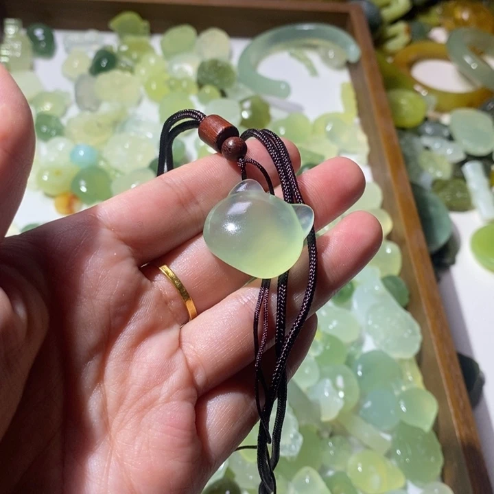 蛇纹石玉合金颈饰