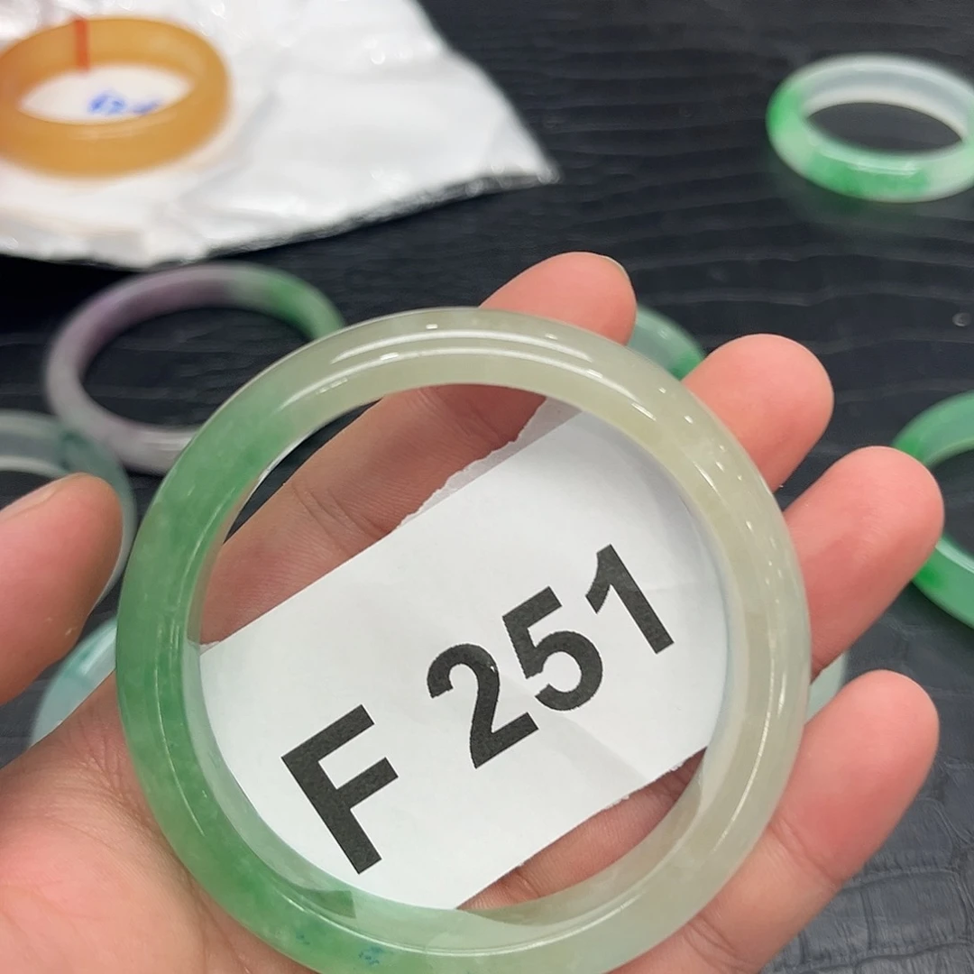 翡翠手镯未镶嵌默认瑕疵