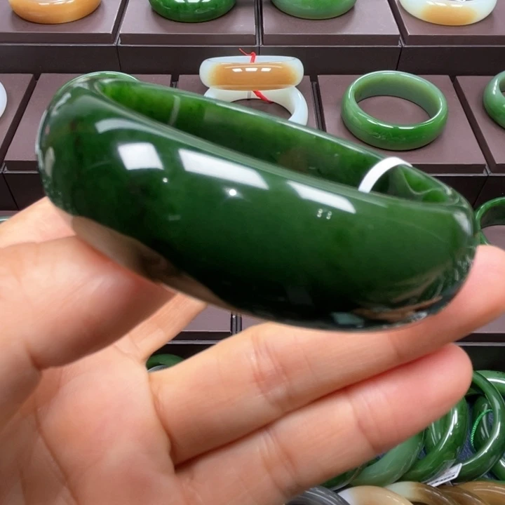 和田玉未镶嵌手镯