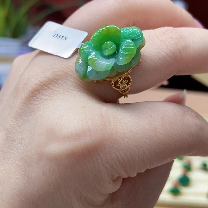 翡翠未镶嵌颈饰戒指