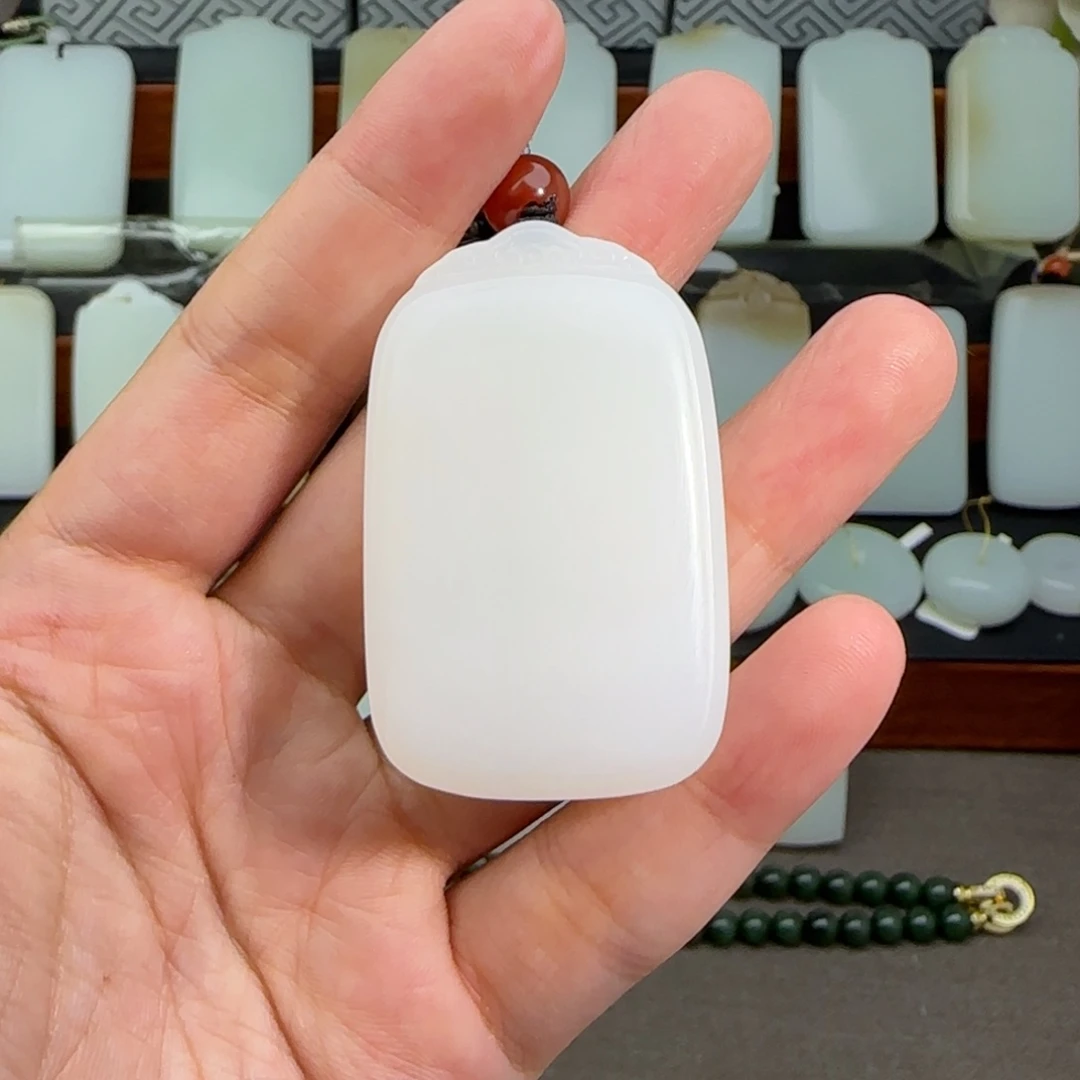 莉***萍和田玉未镶嵌颈饰