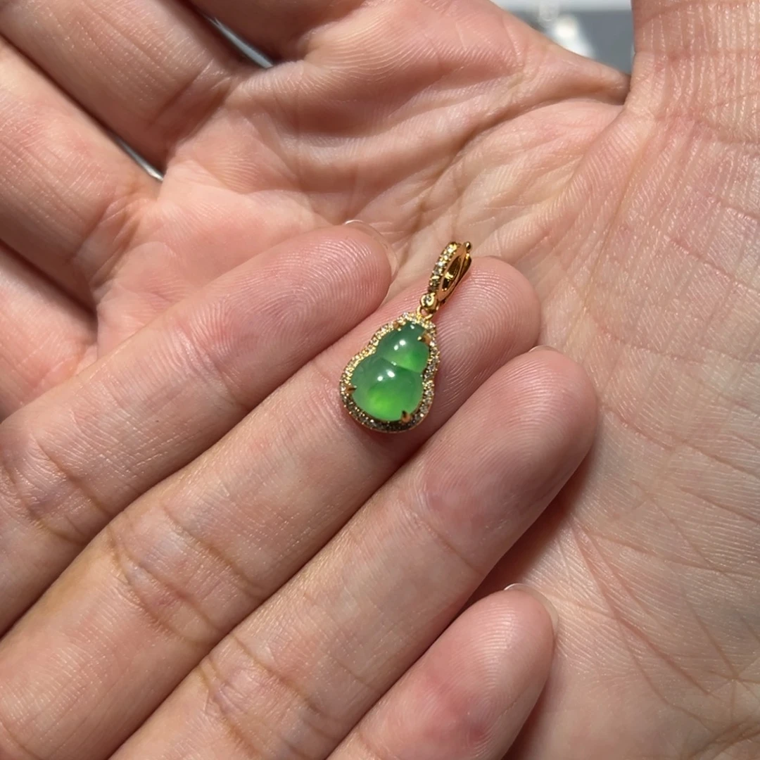 颈饰18K金镶嵌翡翠