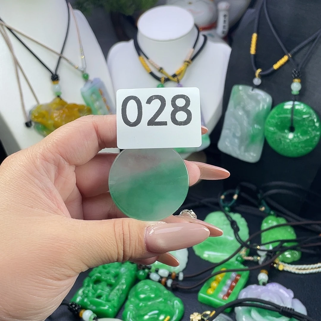 翡翠未镶嵌吊坠(赠链)