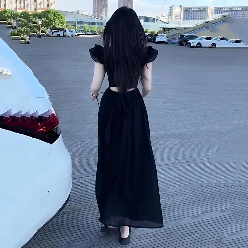 法式赫本风黑色方领飞飞袖连衣裙女2025新款夏季收腰显瘦露背长裙
