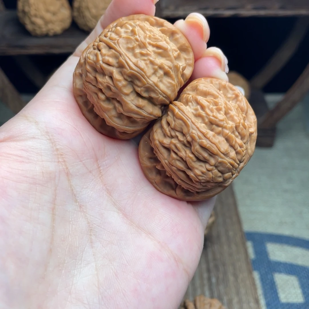 文玩核桃吊坠43红皮白狮子