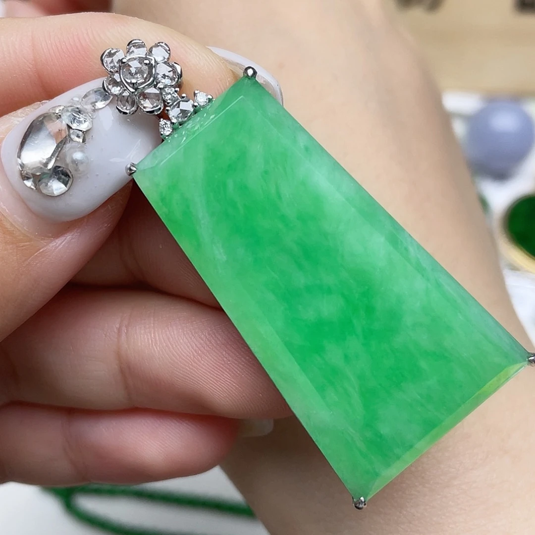 翡翠18K金镶嵌颈饰回流