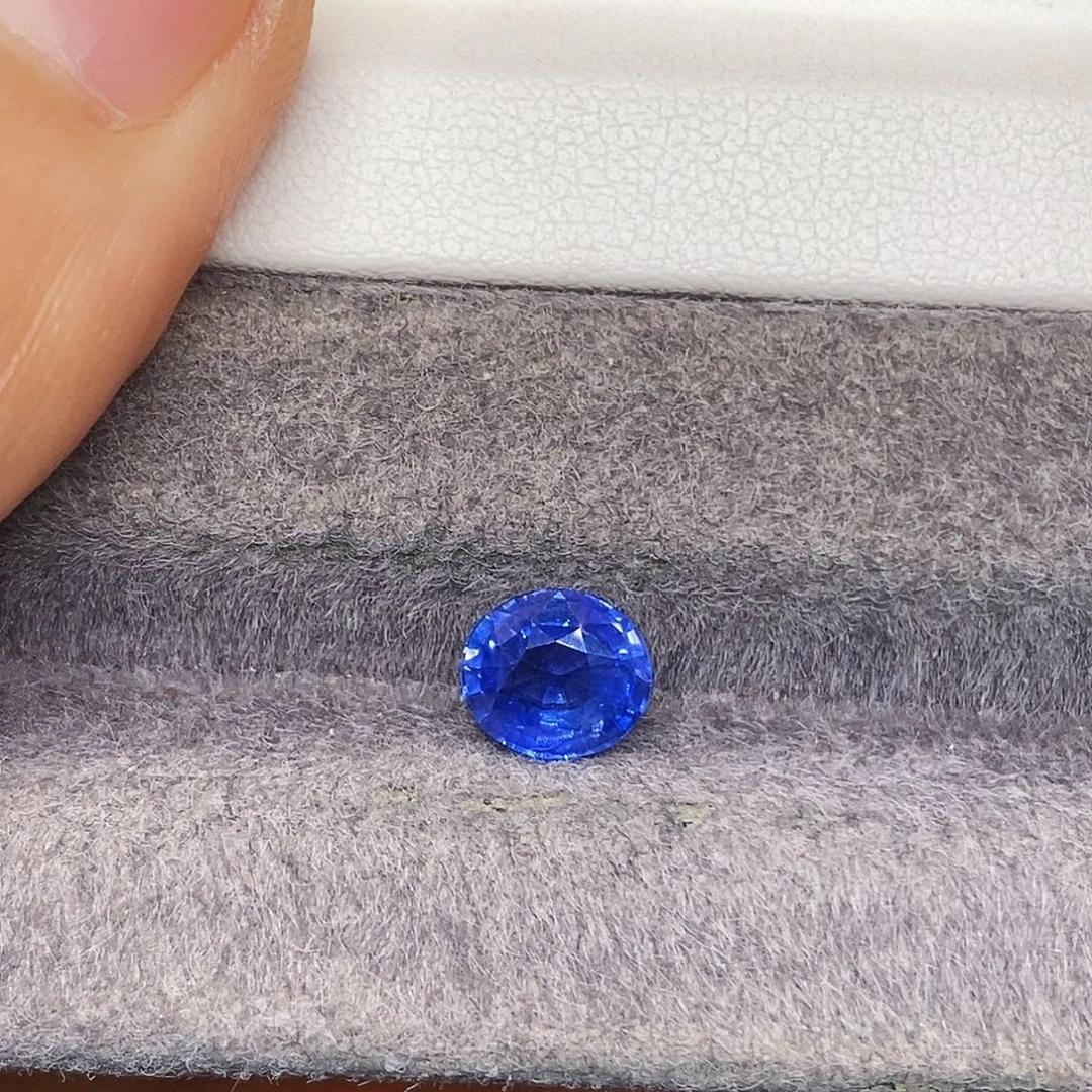 蓝宝石裸石1.76克拉天然玻璃体满火彩浓郁矢车菊