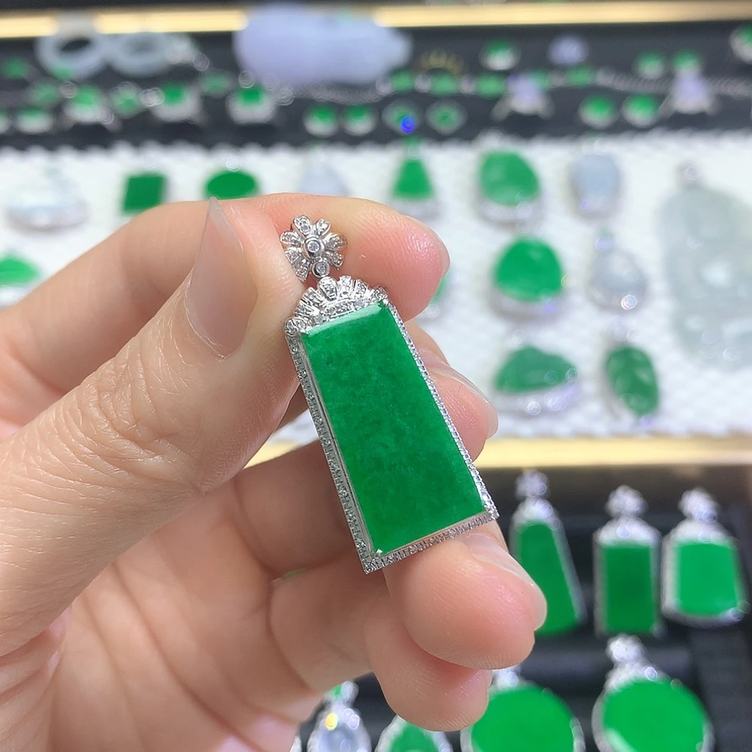 颈饰18K金镶嵌翡翠吊坠