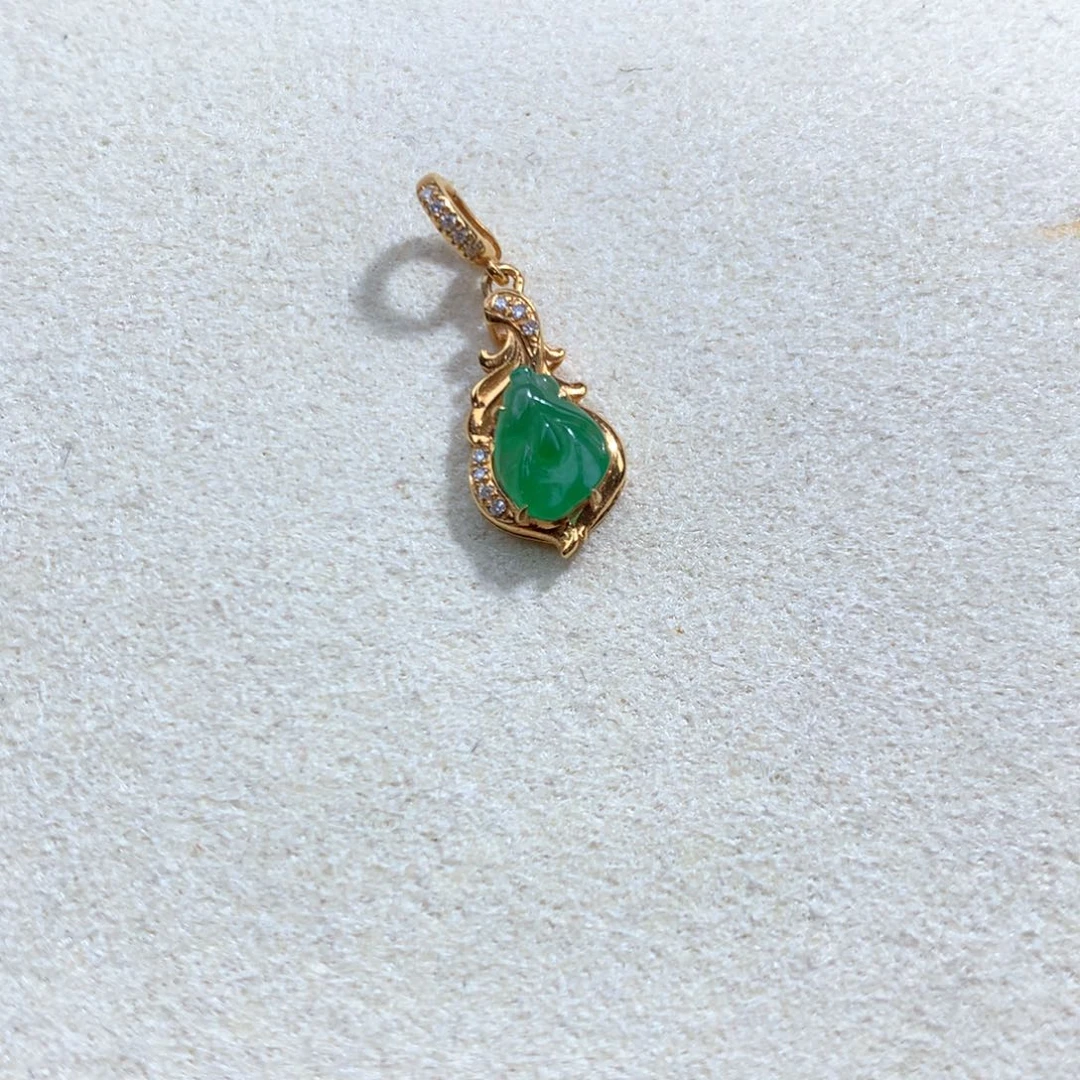 翡翠18K金镶嵌项链玉兰花滴溜