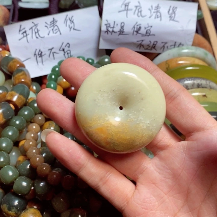 蛇纹石玉颈饰合金