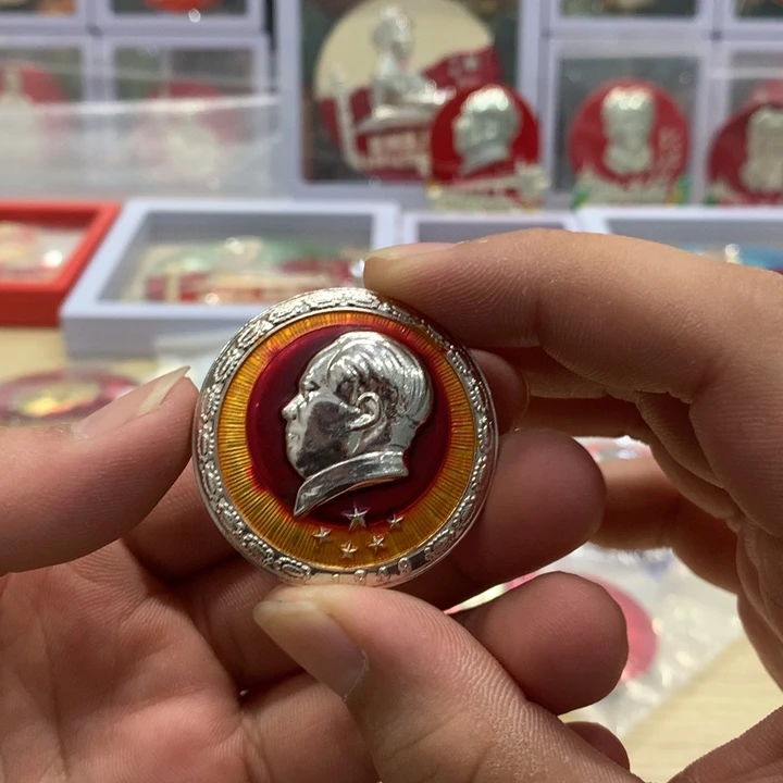 其他普通金属红章黄彩五角星葵花边背武汉军区。