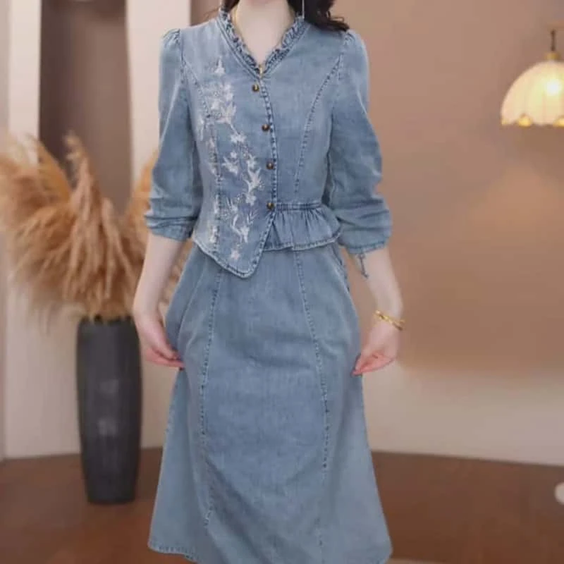 2025春季新款时尚优雅气质减龄休闲收腰显瘦刺绣印花牛仔连衣裙