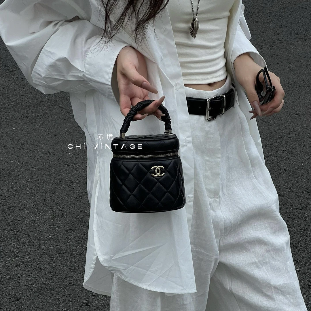 99新 Chanel/香奈儿 9443 黑色羊皮肥肠手柄水桶化妆包21