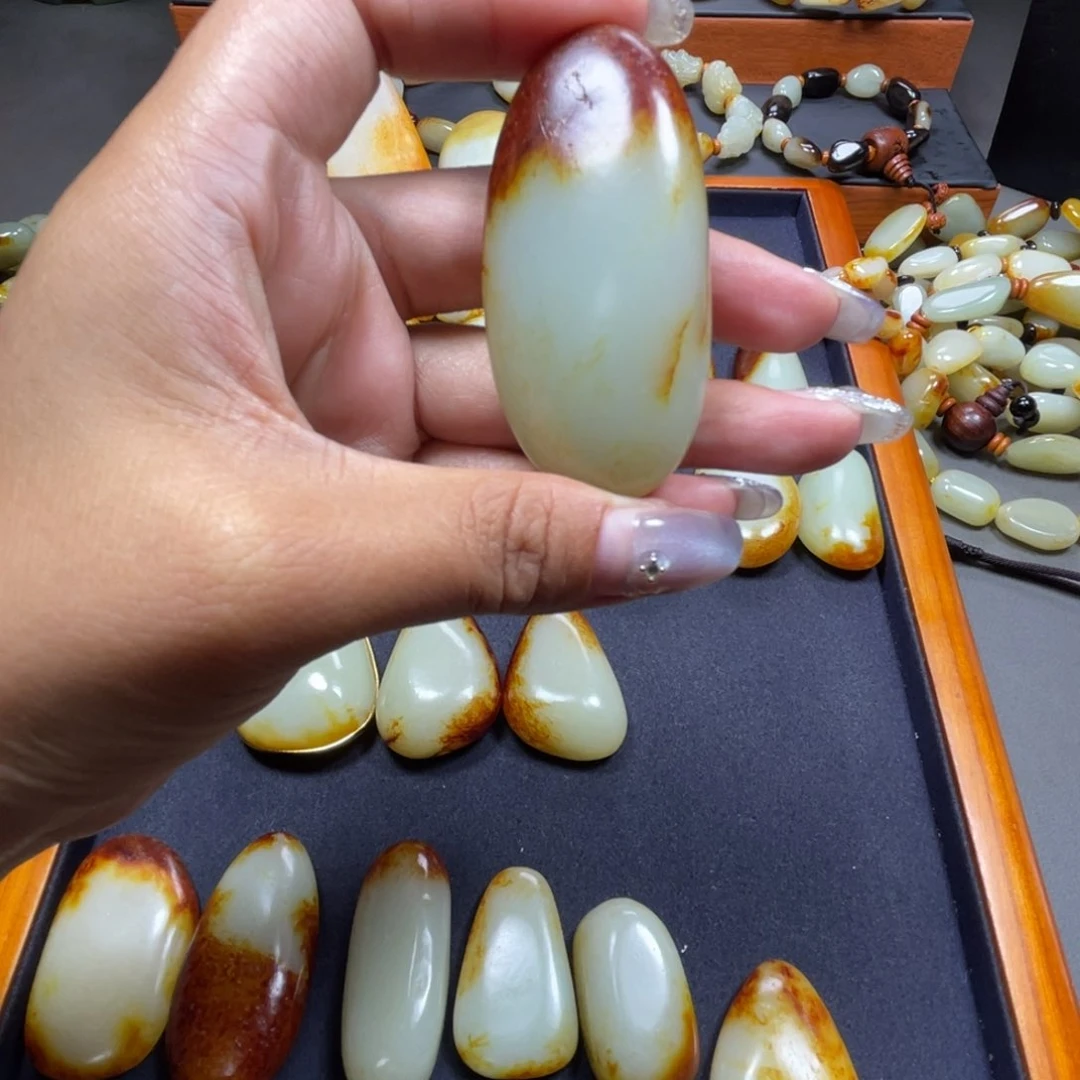 和田玉未镶嵌颈饰春**廊