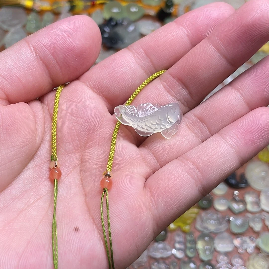 张***茶蛇纹石玉未镶嵌吊坠