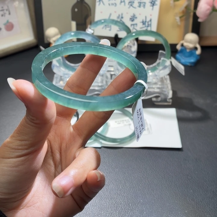 翡翠未镶嵌手镯冰绿方条