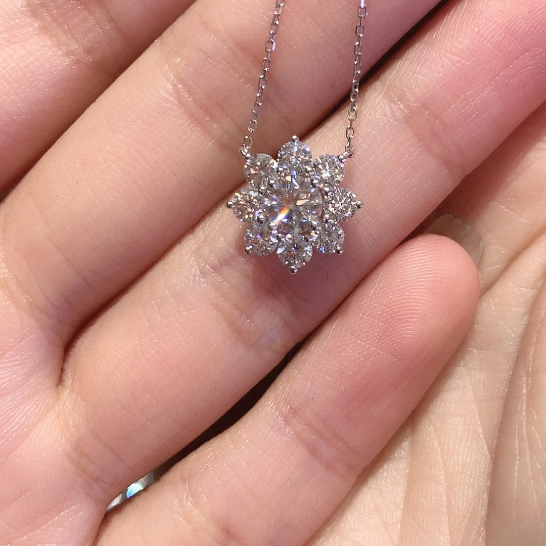 颈饰18K金镶嵌合成钻石50分太阳花项链