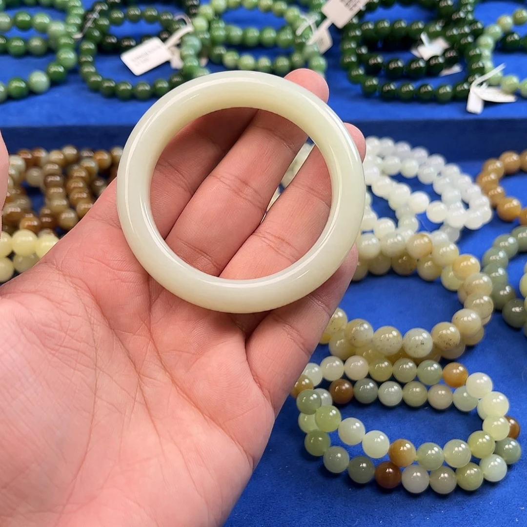 娜***春和田玉未镶嵌手镯